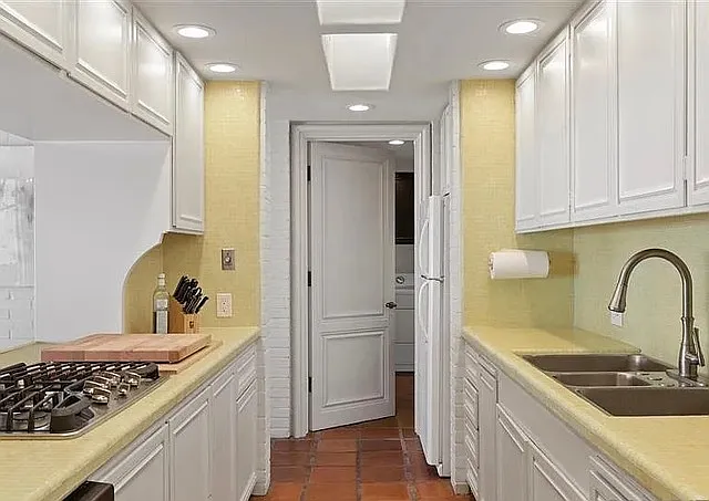 102 Stratford Ct — Photo 14