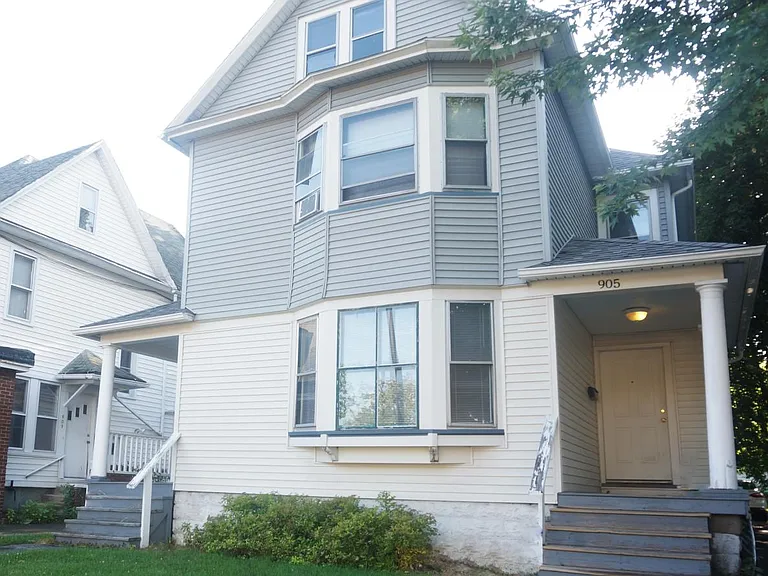 907 Genesee St — Photo 12