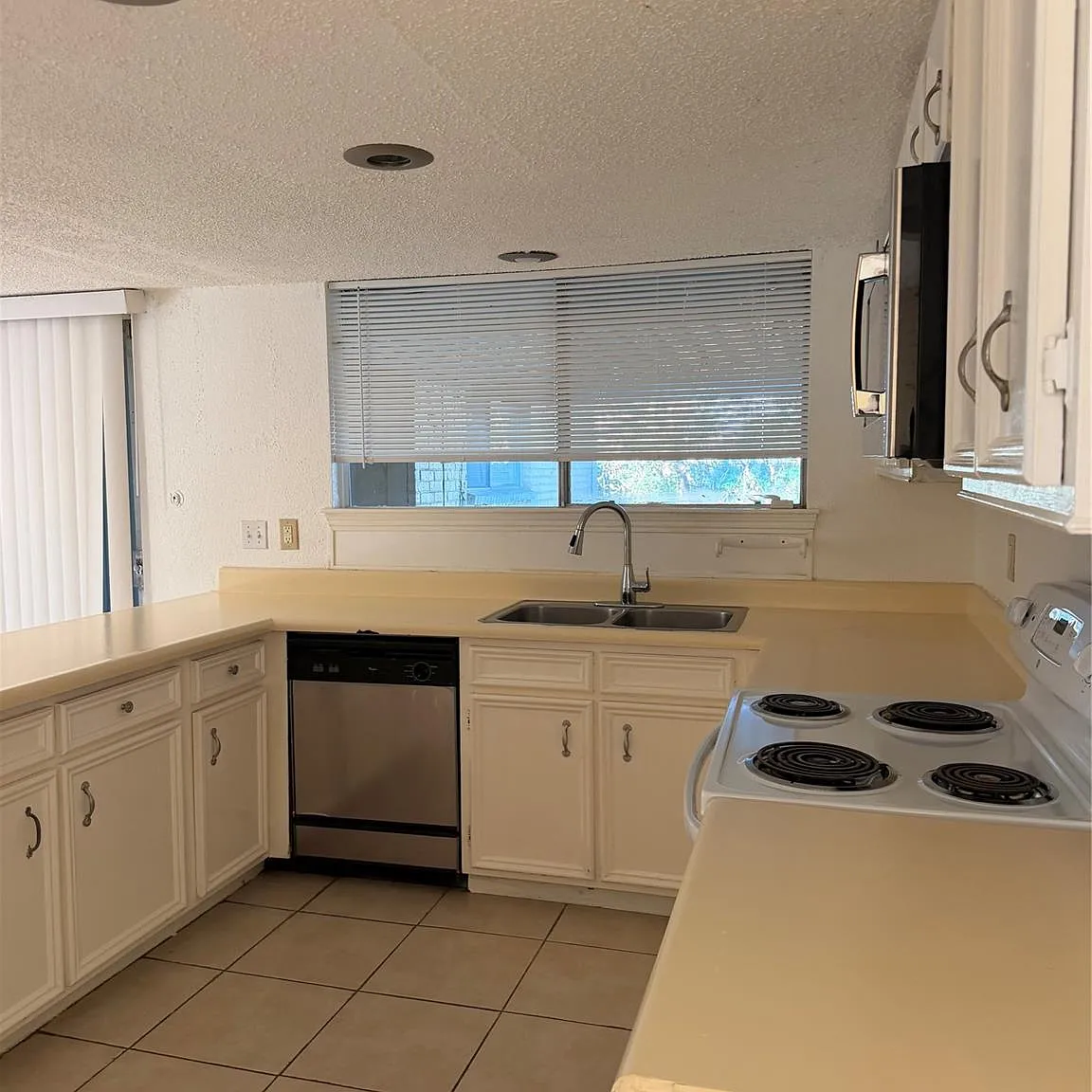 3 bed, 2.0 bath, 1638 sqft, $1,895 — Photo 4