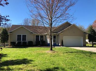 302 Willowbrook Dr, Morganton, NC 28655