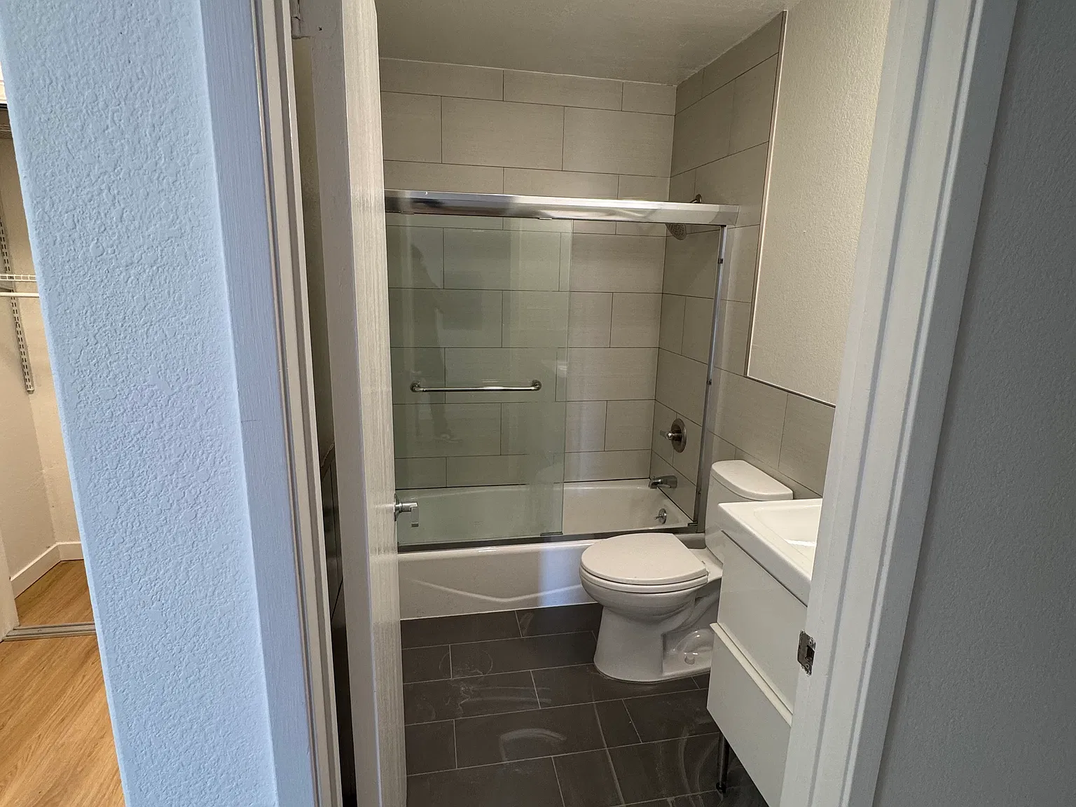 3 bed, 862 sqft, $4,500 — Photo 4