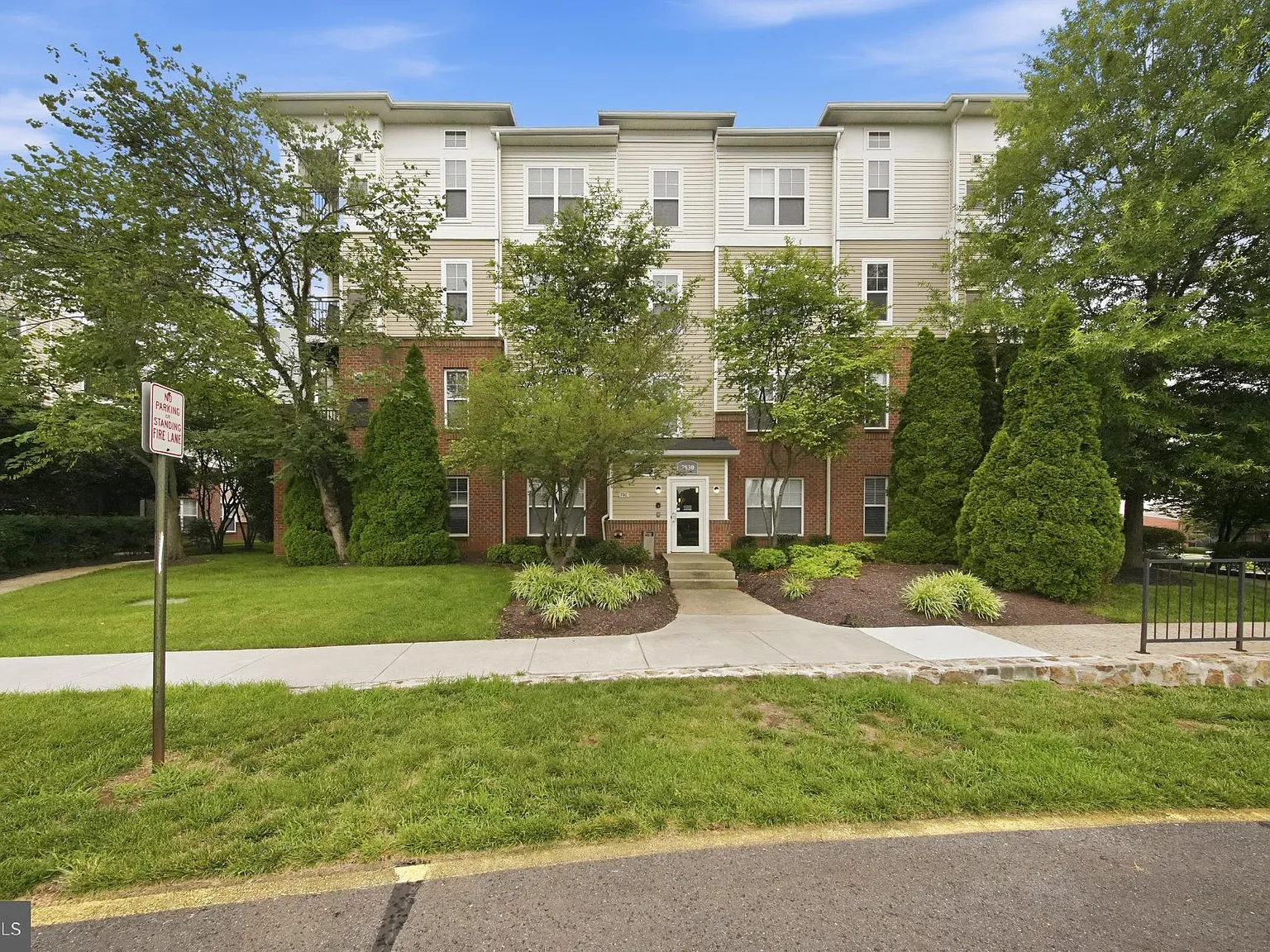Chantilly Park Condo — Photo 3