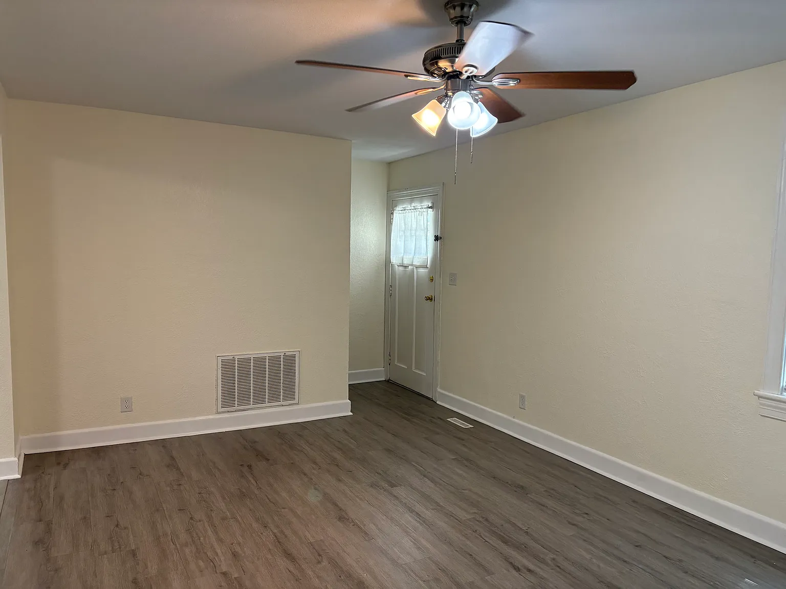 3 bed, 1390 sqft, $1,800 — Photo 3