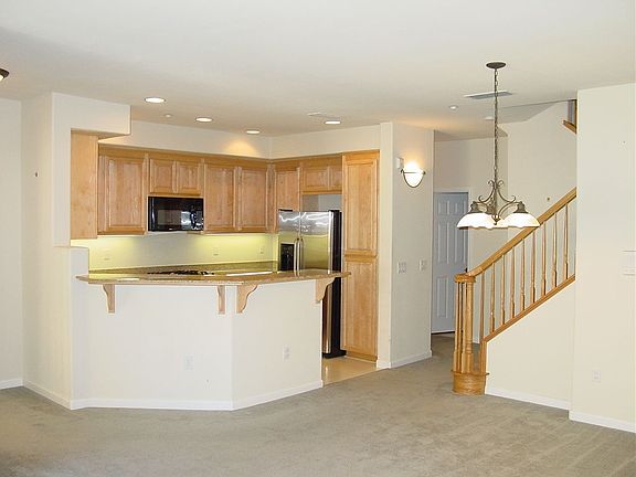 Breakfast Bar-Dining Area