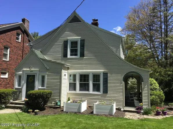 405 N Pioneer Ave, Dallas, PA 18612