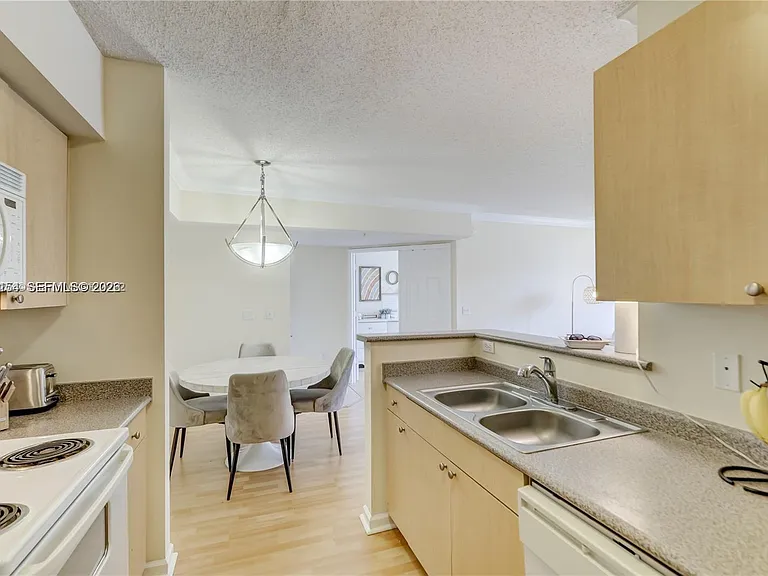 1919 Van Buren St #620A — Photo 5