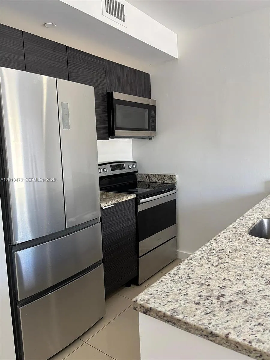 Building Photo - 423 E 27th St #101
