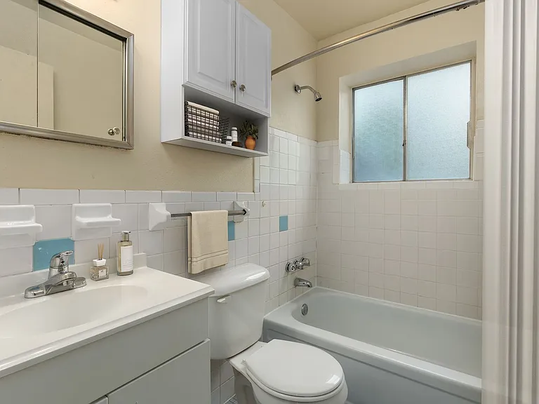 Leslie Lane Apartments — Photo 14