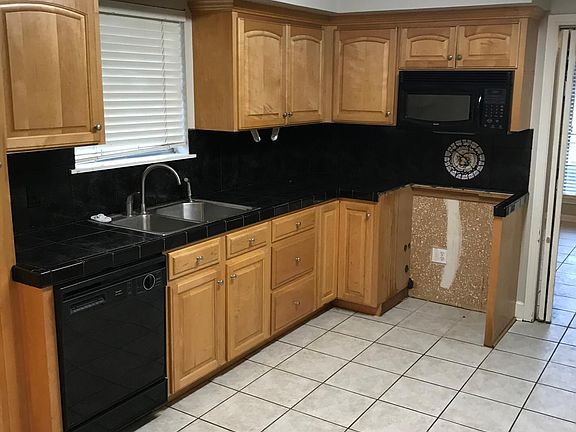 4th image of 402 Estate Dr
