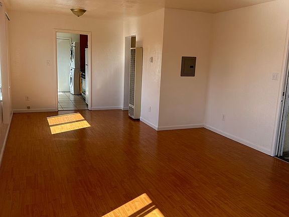3rd image of 8634 Macarthur Lease Vall