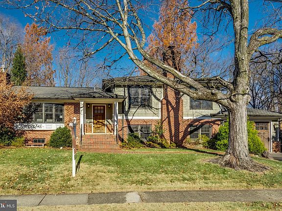 2nd image of 605 Manor Dr NE