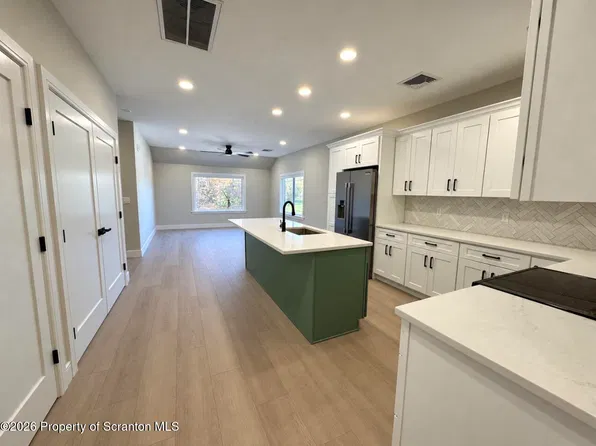 1052 Main St APT 1, Newfoundland, PA 18445
