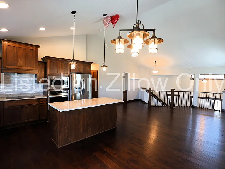 6758 Redwood Ave — Photo 2