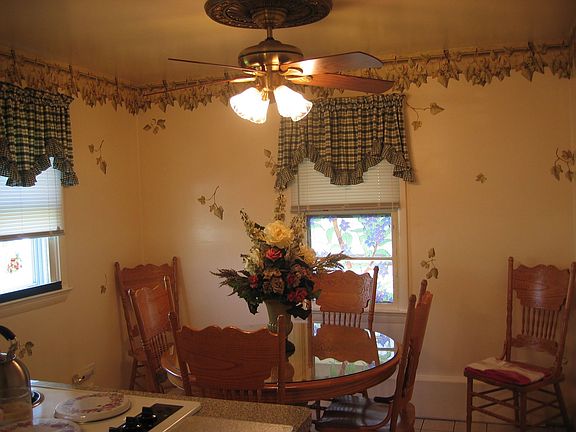 breakfast room