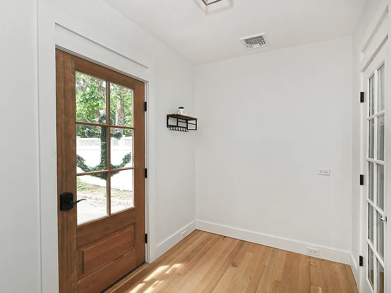 Lane E — Photo 3