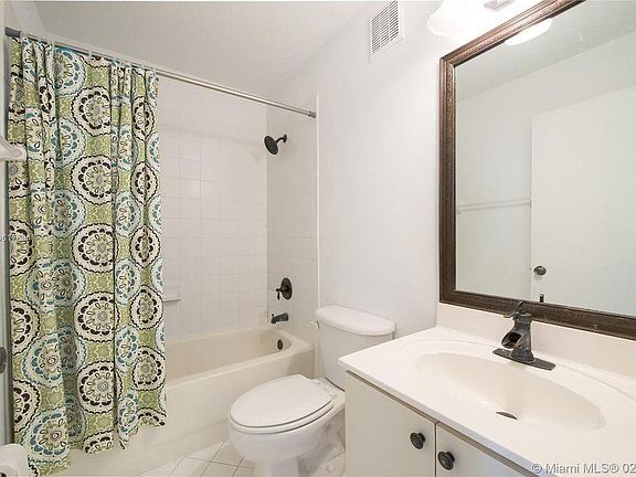 5th image of 2910 SE 13th Ave Unit 205