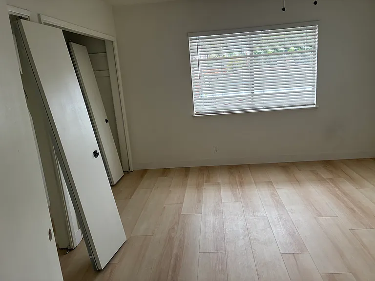 Large one bedroom/lots of closet space/storage