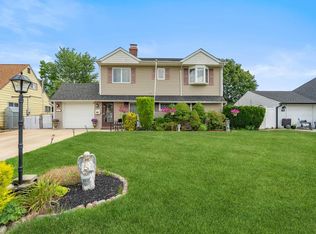 35 Arch Ln, Hicksville, NY 11801