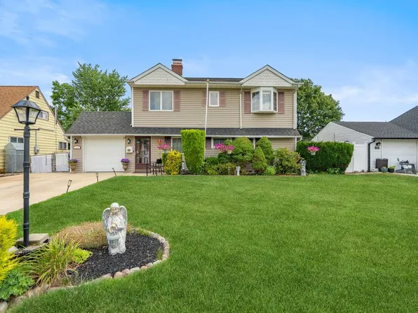 35 Arch Lane, Hicksville, NY 11801