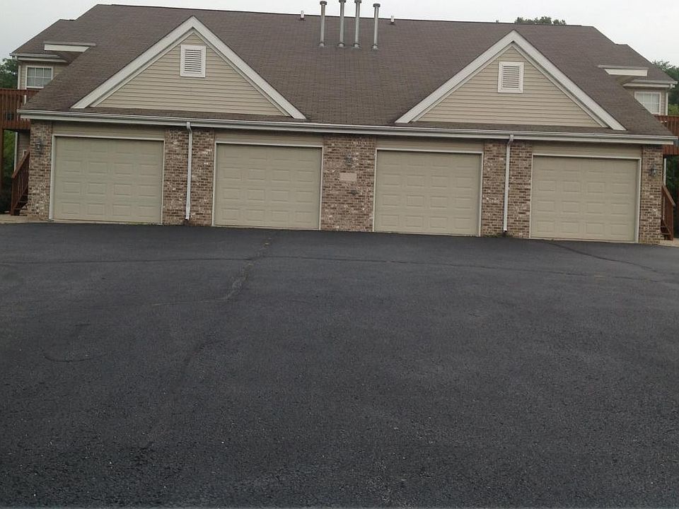 Great location, right off Forest Hills, close to shopping, r
