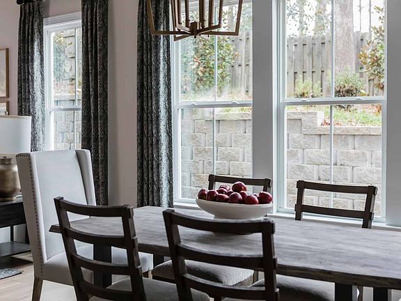 Everton Model Dining