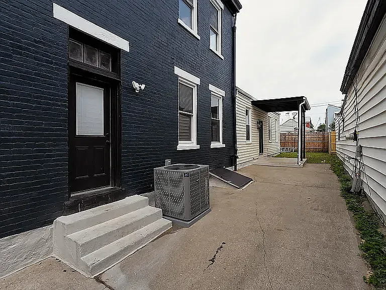 3 bed, 2024 sqft, $2,100 — Photo 2