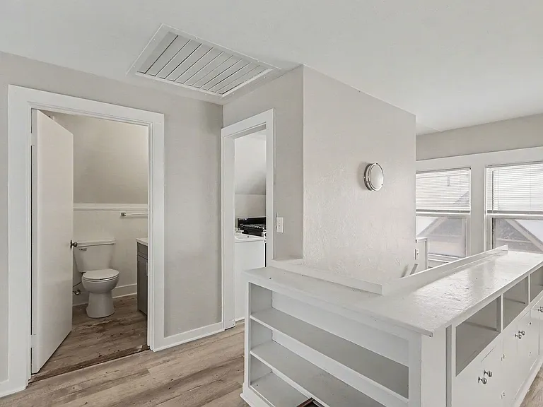 936 W Kalamazoo Ave — Photo 2