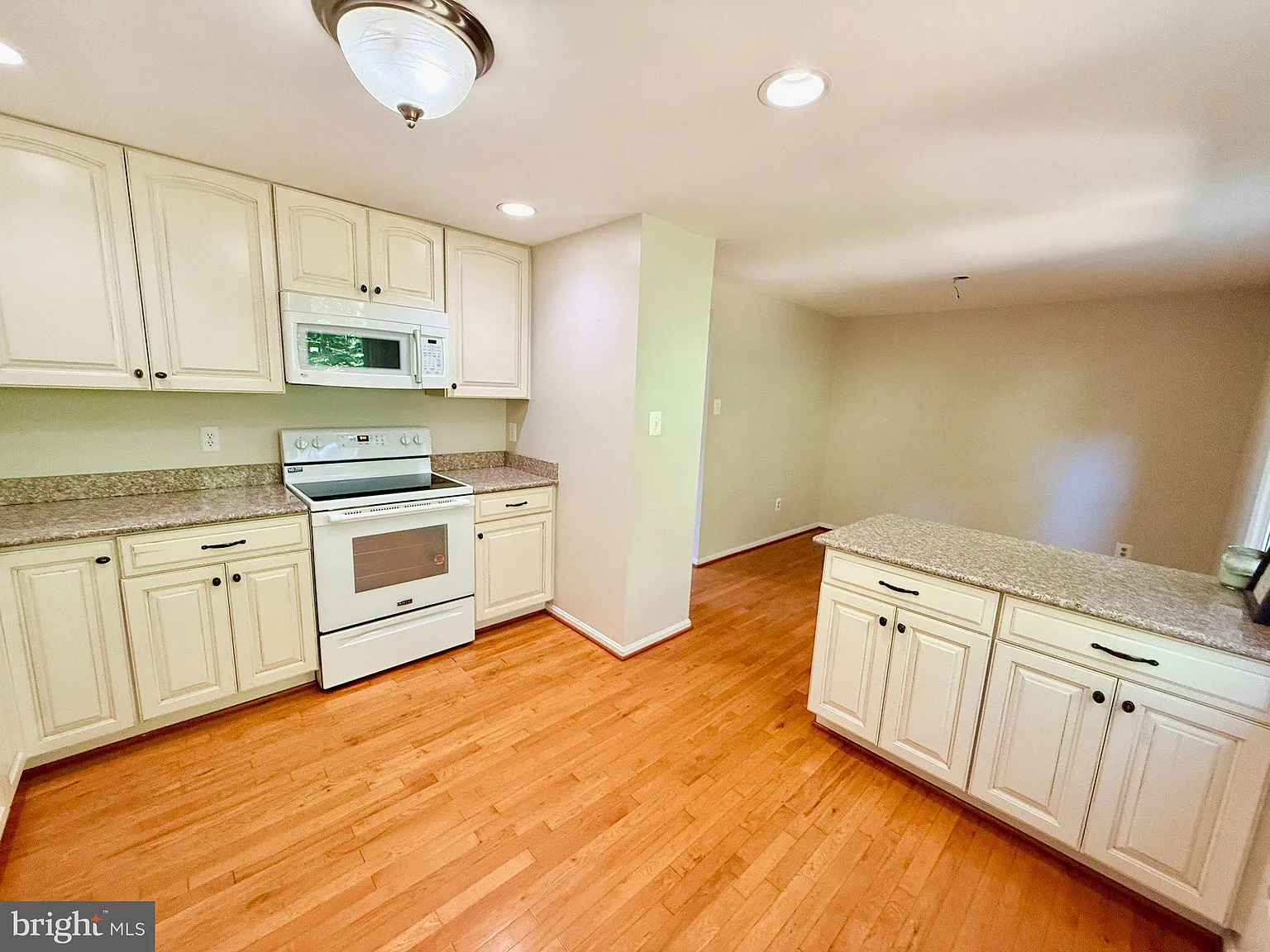 3 bed, 3.5 bath, 1584 sqft, $3,000 — Photo 4
