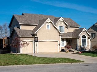 608 Canyon View Dr, Lansing, KS 66043