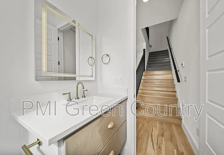 118 E Elgin St — Photo 17
