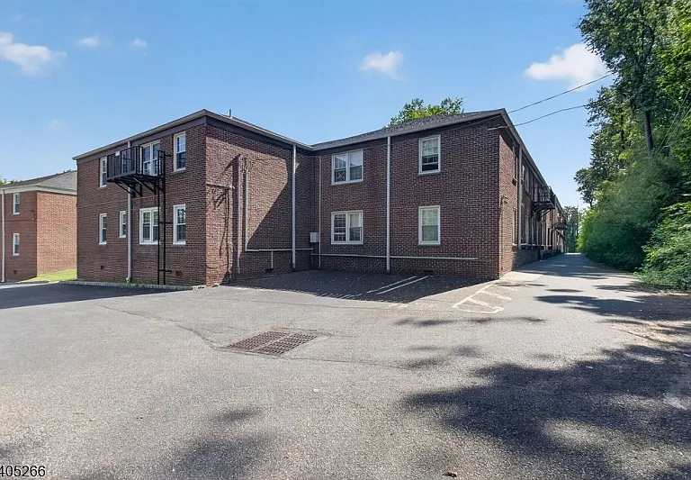 390 Morris Ave #35 — Photo 18