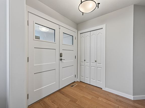 2nd image of 979 Regent Cres