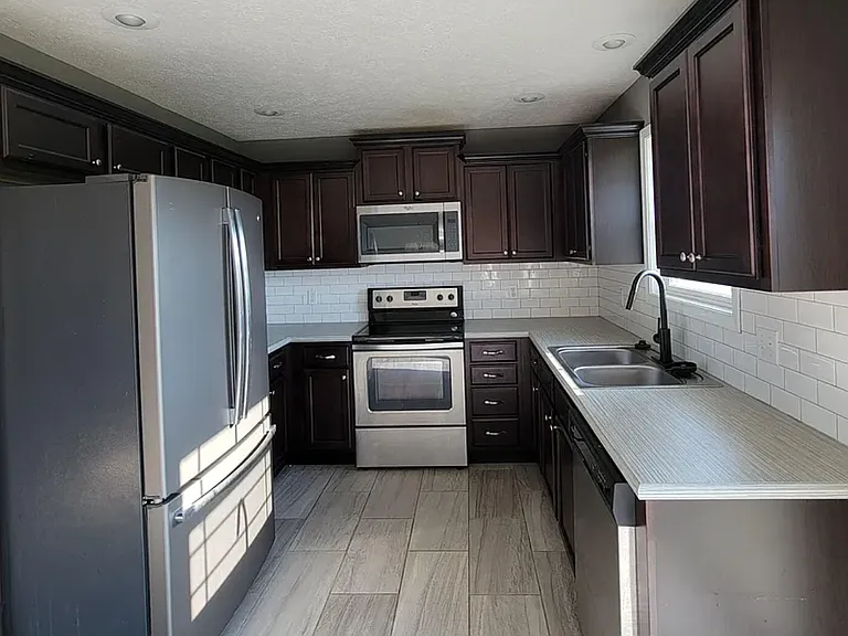 100 Hawthorn Ave — Photo 4