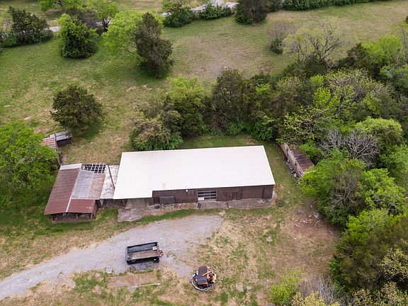5th image of 2413 Fly Rd