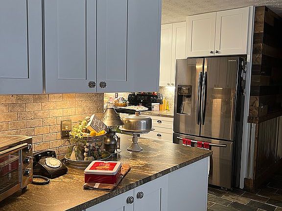 New cabinets w/granite