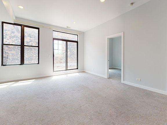 4th image of 7056 N Clark St #207