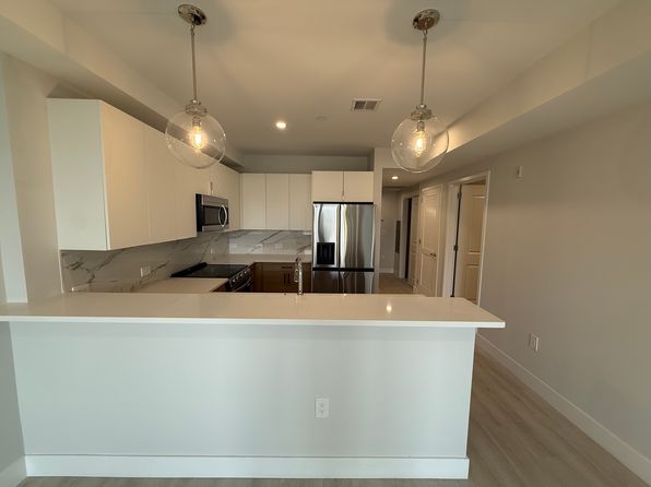22 Brook St #404B