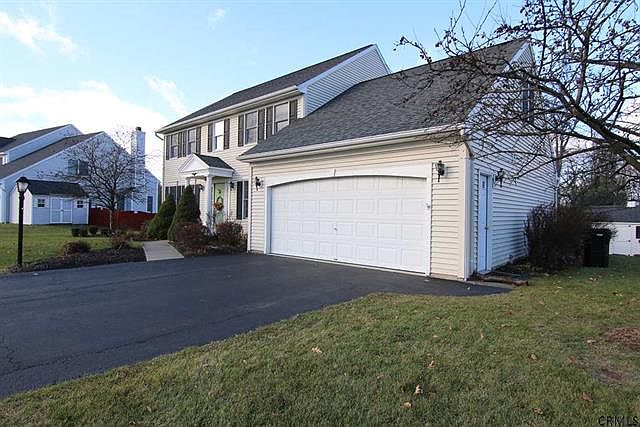 2nd image of 26 Dutch Meadows Dr