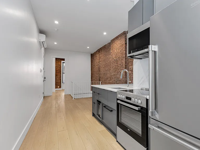 356 W 48th St #D1 — Photo 16