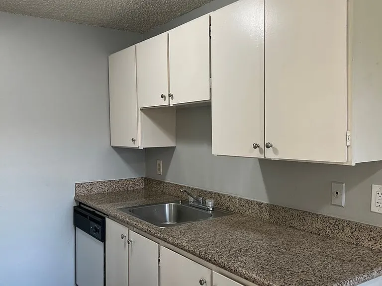 Surrey Square Apartments — Photo 11
