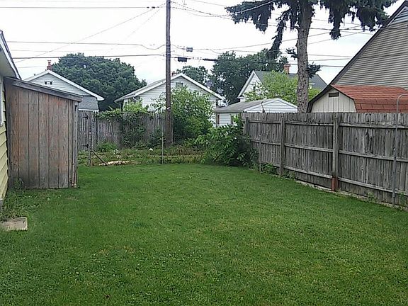 4th image of 206 E 11th St