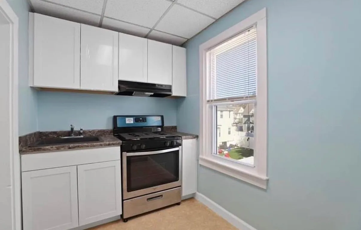 3 bed, 1200 sqft, $2,650 — Photo 2