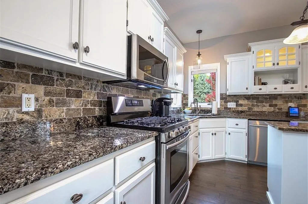 4 bed, 2557 sqft, $3,100 — Photo 4