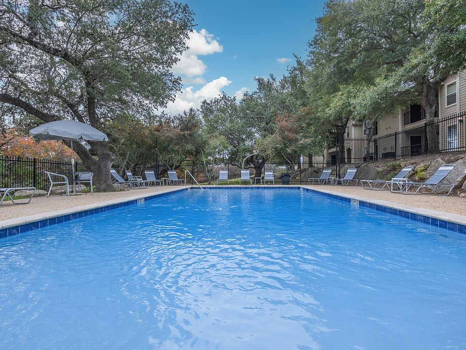 A resort style pool at Crosspoint Oaks at Boerne, TX.