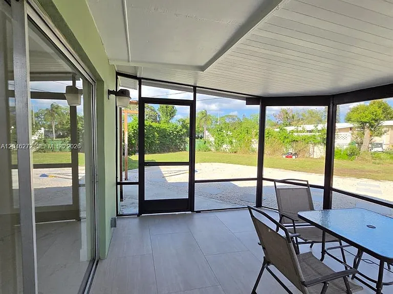 305 SE Airoso Blvd — Photo 53
