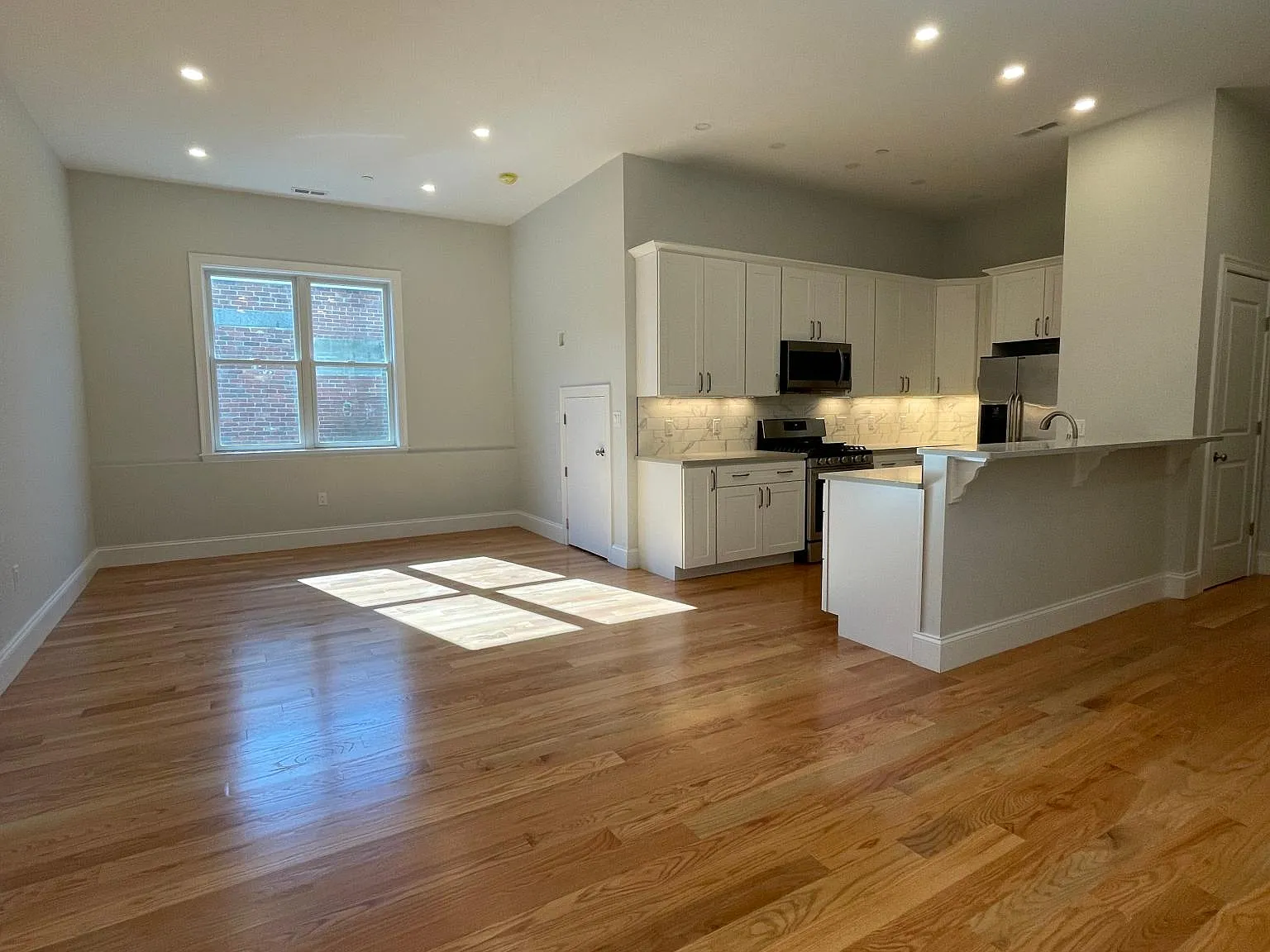 216 W Broadway — Photo 2