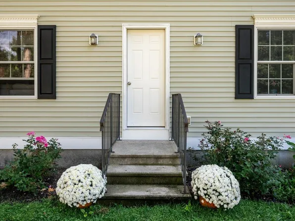 12 Carriage Hill Lane, Dover, NH 03820