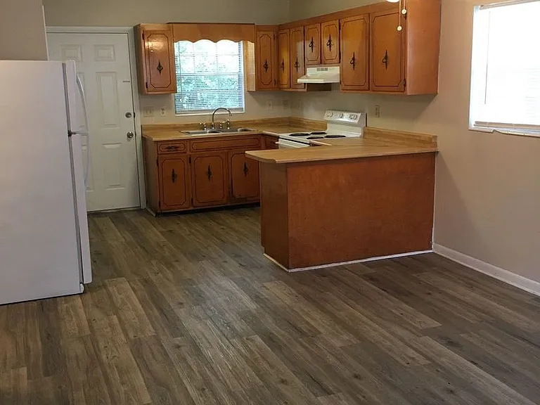 1527 Grace Ave — Photo 5