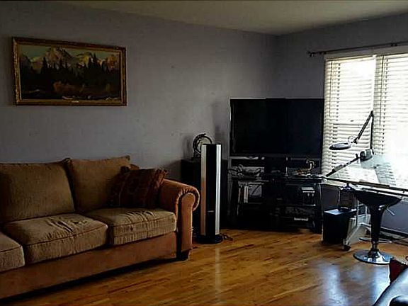3rd image of 2910 Parkhill Dr
