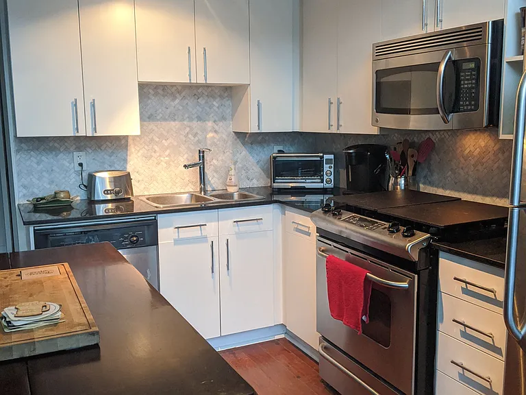 369 Sorauren Ave #105 — Photo 9